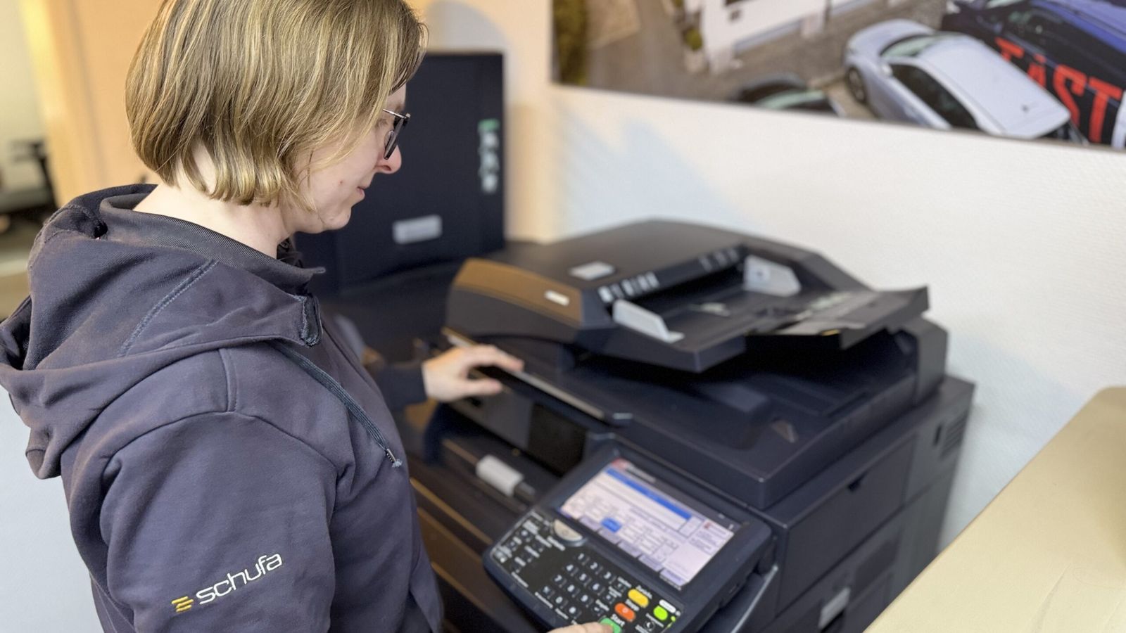 Anja Mikowski am Kopierer