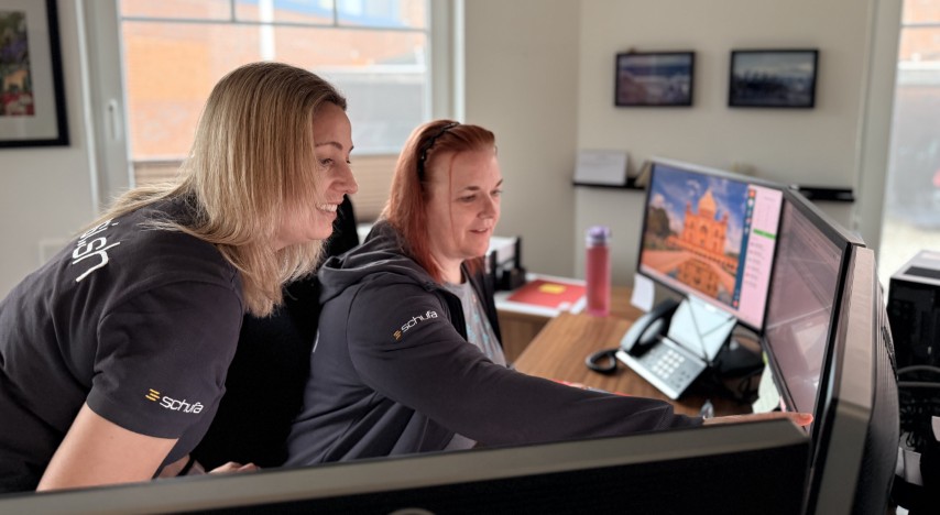 Jessica Süssenguth und Martina Bagge am Arbeitsplatz