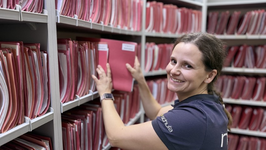 Madeline Mischke am Aktenregal