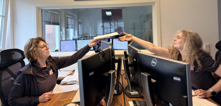 Simone Müller und Bärbel Bock am Arbeitsplatz