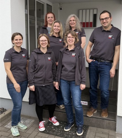 Das Team von Nord-Süd-Inkasso am Firmeneingang